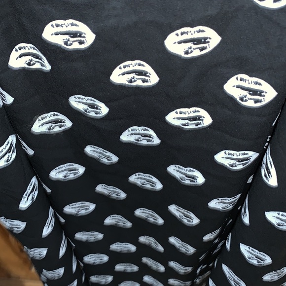 EUC Torrid size 1 black white lip print tank top - Picture 3 of 7